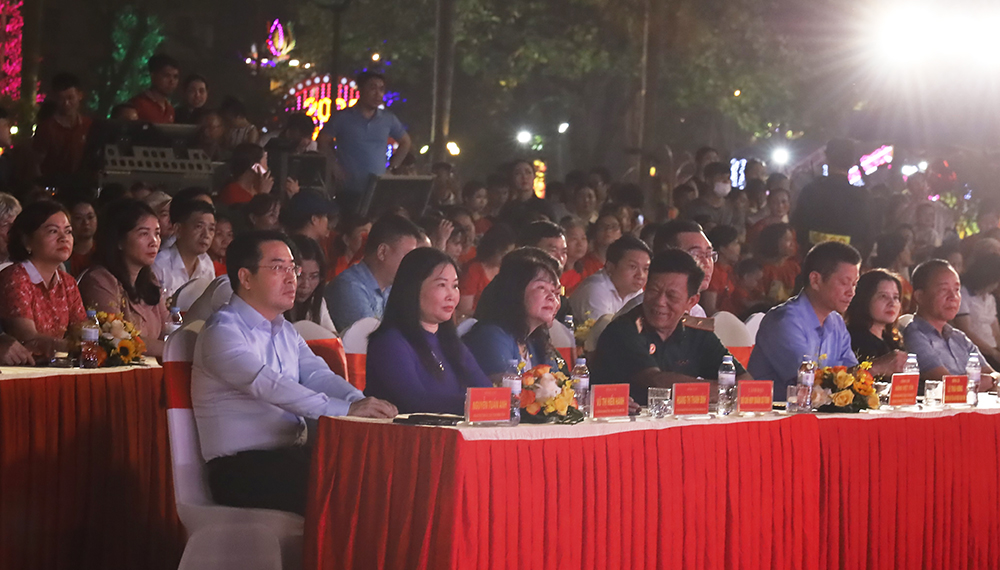 Yên Bái rực rỡ trong đêm nghệ thuật đặc biệt kỷ niệm 50 năm thống nhất đất nước 3 Các đại biểu tham dự chương trình (ảnh CTTĐT tỉnh Yên Bái )