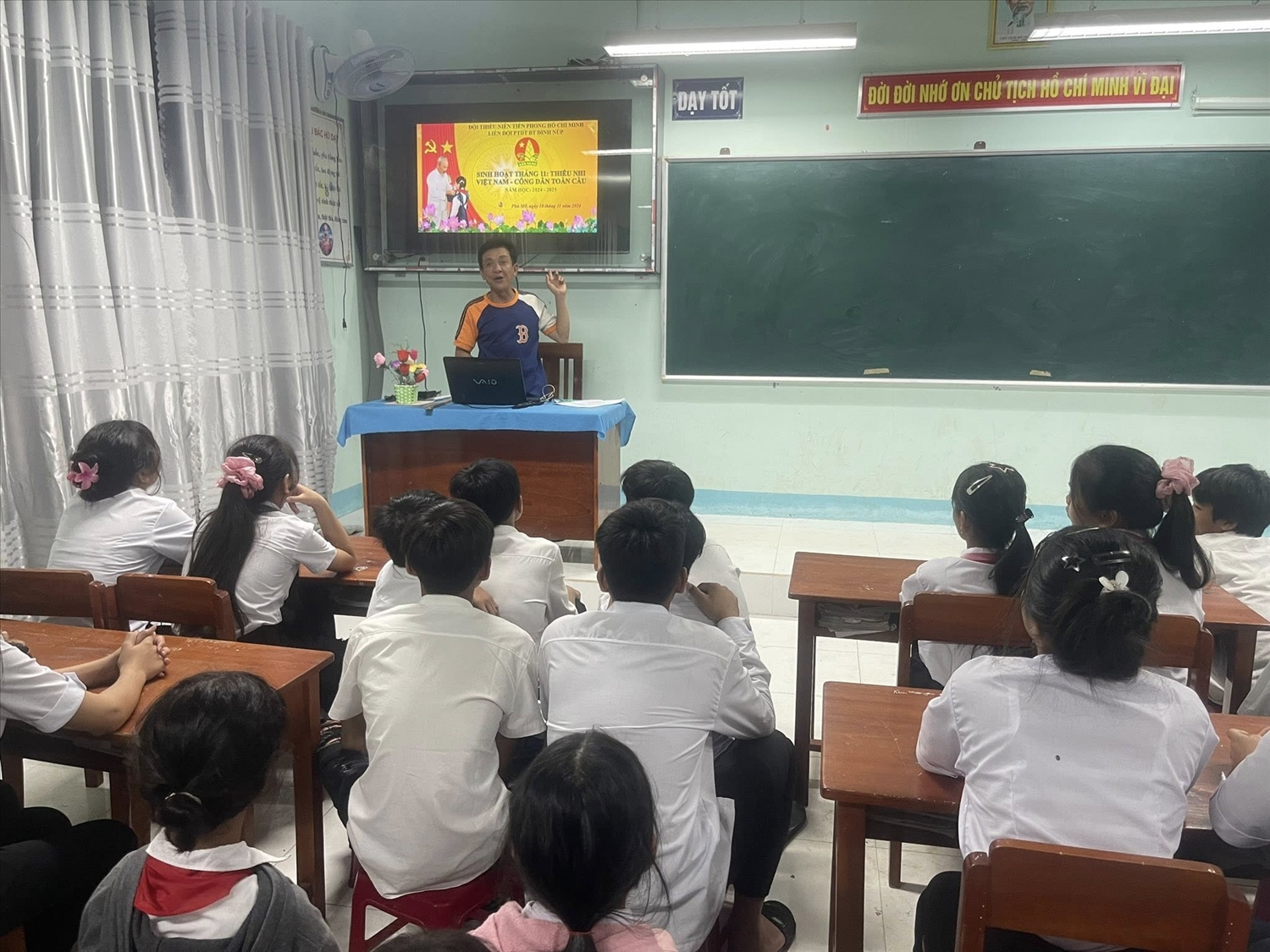 Người thầy giáo "nhiều vai" ở Phú Mỡ 6 Các phòng học tại Dân tộc nội trú Đinh Núp được trang bị đầy đủ các thiết bị để các em học sinh dễ dàng tiếp thu kiến thức