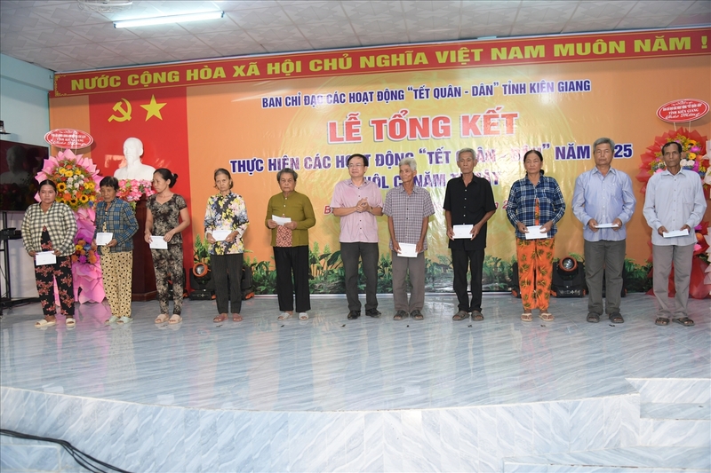 Chu tich Hoi Nong dan tinh Kien Giang Do Tran Thinh trao qua cho 10 hoi vien nong dan co hoan canh kho khan 1