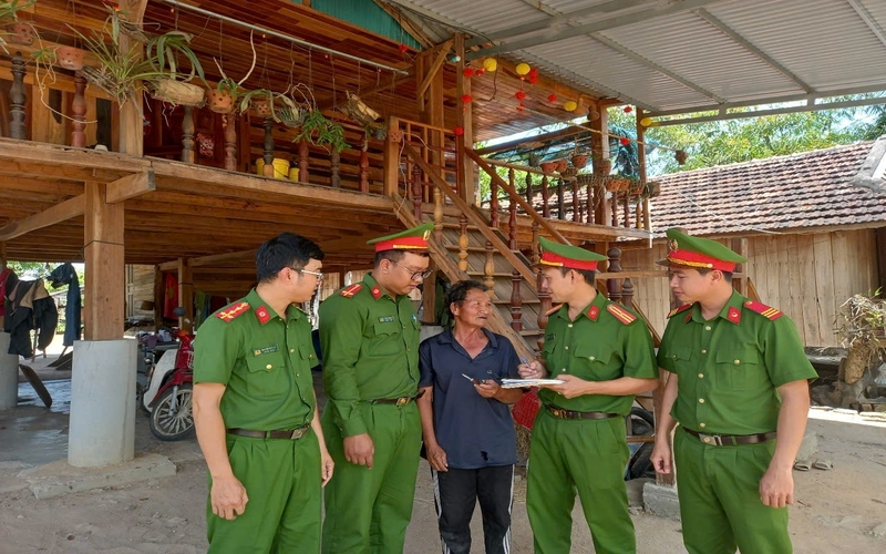 Cong an xa Krong Pa tuyen truyen ve tinh hinh ANTT cho nguoi dan 45556 1