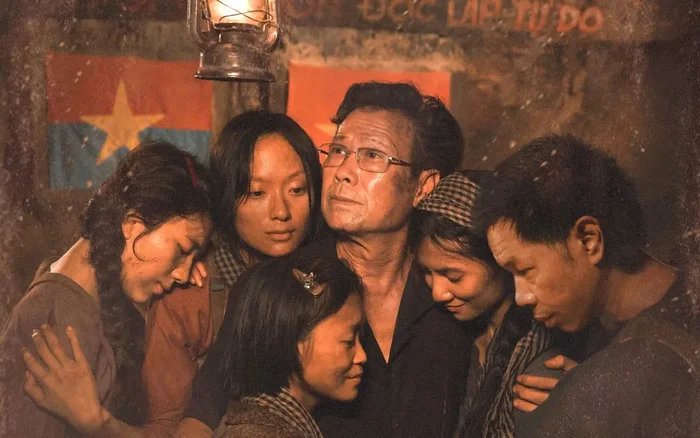 Địa Đạo mặt trời trong bóng tối hiện tượng phòng vé mới của điện ảnh Việt 5 Địa Đạo: Mặt Trời Trong Bóng Tối của đạo diễn Bùi Thạc Chuyên nhận được nhiều lời khen ngợi