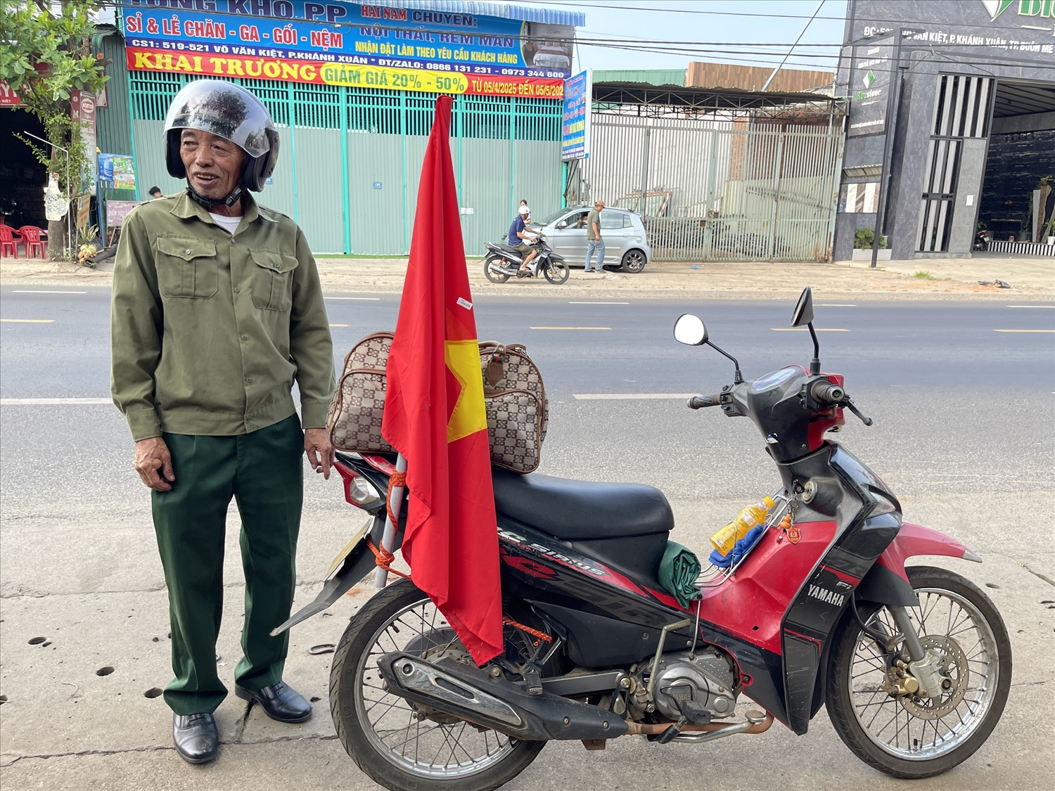 “Hành trình tri” ân của cựu chiến binh Nguyễn Văn Tính 5 Hình ảnh cựu chiến binh Nguyễn Văn Tính xuất phát chuyến “hành trình tri ân”
