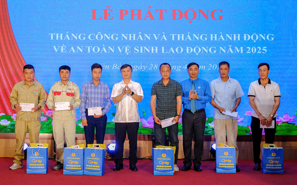 Yên Bái phát động Tháng Công nhân và Tháng hành động về an toàn vệ sinh lao động năm 2025 4 Lãnh đạo LĐLĐ tỉnh và Sở Nội vụ tặng quà cho công nhân bị tai nạn lao động (ảnh CTTĐT tỉnh Yên Bái)