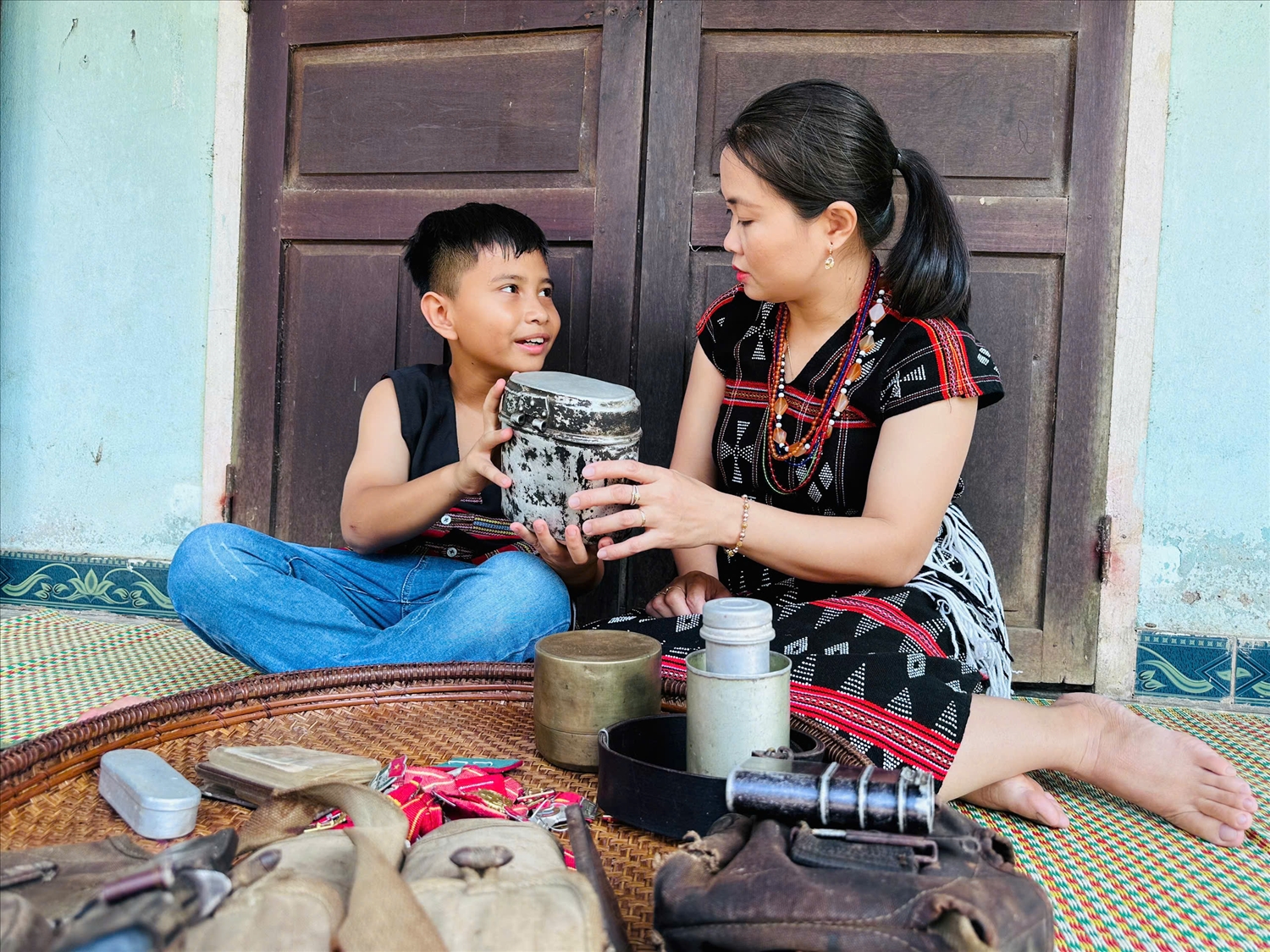 “Kỷ vật của Ama” 6 Mỗi kỷ vật đều gắn với một thời hào hùng của người Cơ Tu