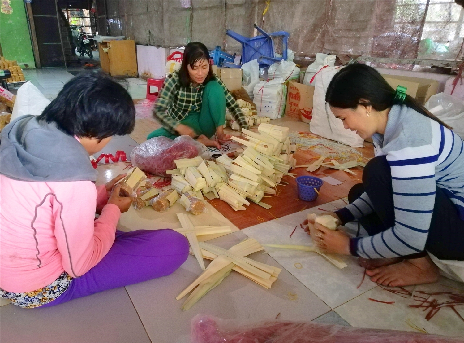 An Giang: Không ngừng nâng cao đời sống đồng bào dân tộc thiểu số 4 Nghề nấu đường thốt nốt của đồng bào Khmer tỉnh An Giang đang là sản phẩm du lịch mới hấp dẫn, mang lại những trải nghiệm về nấu đường và cách chế biến vô cùng hấp dẫn với du khách (Trong ảnh: Đồng bào đóng gói sản phẩm đường thốt nốt)