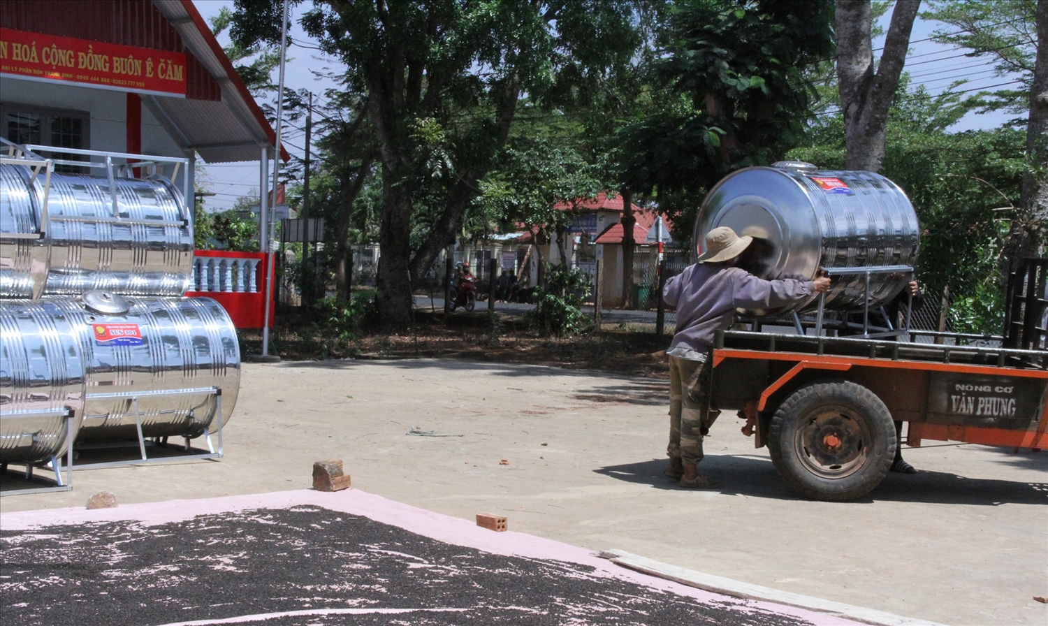 Đắk Lắk: Gần 300 hộ nghèo người dân tộc thiểu số được hỗ trợ bồn chứa nước sinh hoạt 2 Người dân mang xe cày chở bồn nước. (Ảnh Báo Dân Tộc)
