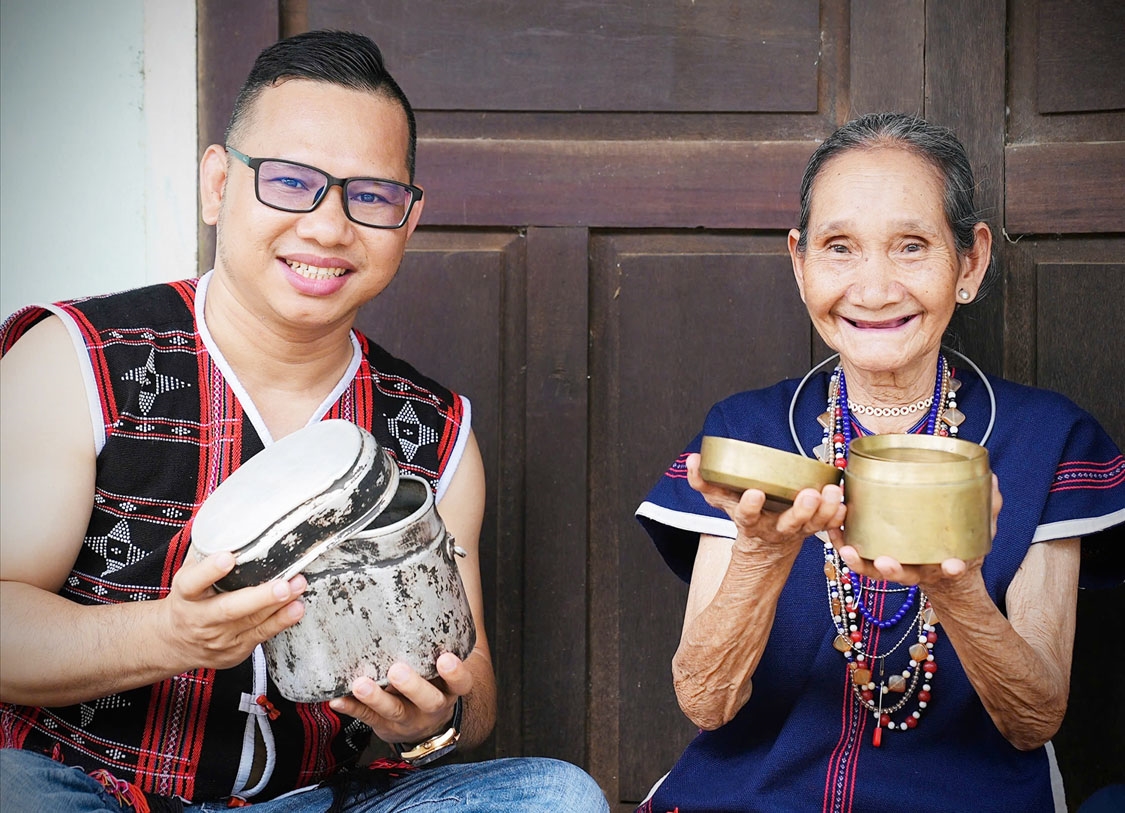 “Kỷ vật của Ama” 7 Nhà báo Alăng Ngước và mẹ bên những kỷ vật từ chiến trường của ba để lại.