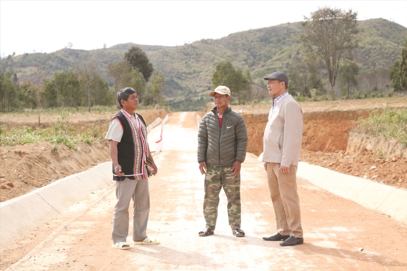 Nho su tuyen truyen van dong cua gia lang Nguoi co uy tin A Hiang ben trai nguoi dan lang Kon Bieu da tich cuc tham gia hien dat lam duong giao thong 1