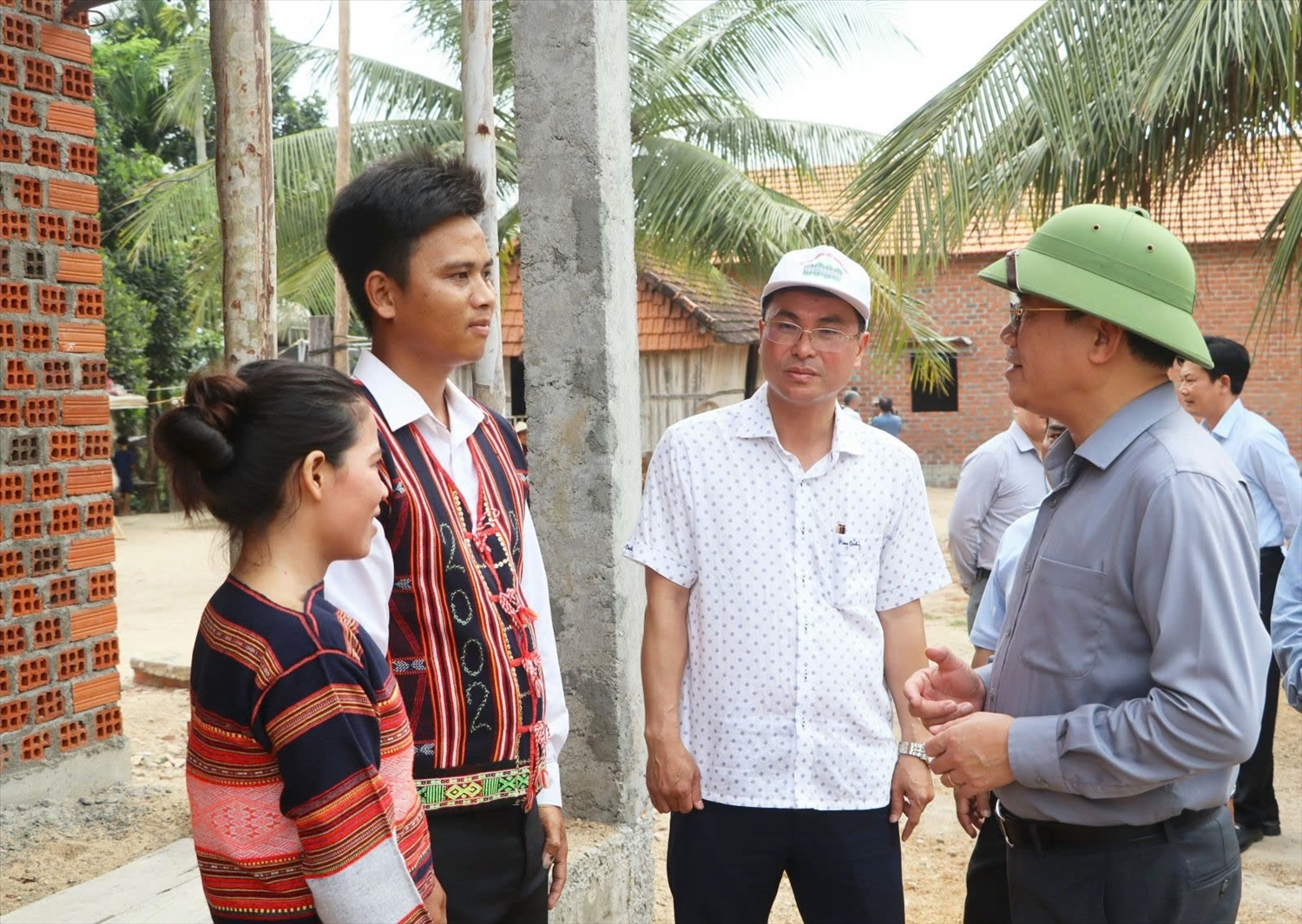 Bình Định: Quyết tâm xóa nhà tạm, nhà dột nát tại các huyện miền núi 2 Ông Phạm Anh Tuấn (ngoài cùng bên phải), thăm hỏi tình hình sức khỏe và đời sống gia đình anh Đinh Văn Thúc ở xã Vĩnh Hòa, huyện Vĩnh Thạnh