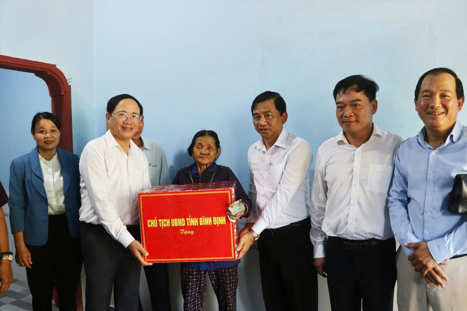 Bình Định: Quyết tâm xóa nhà tạm, nhà dột nát tại các huyện miền núi 3 Ông Phạm Anh Tuấn (thứ hai từ trái sang) thăm, tặng quà cho gia đình bà Đinh Thị Hẻ hộ nghèo ở xã An Hòa, huyện An Lão