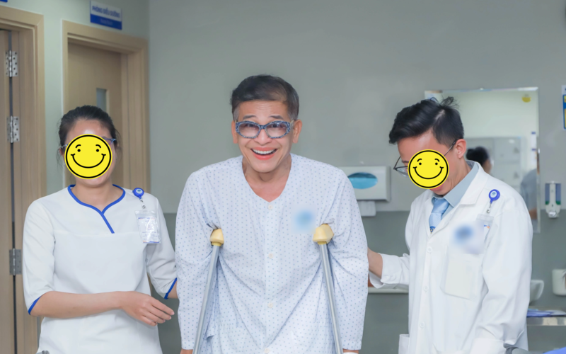 MC Thanh Bạch gặp tai nạn nghiêm trọng, phải phẫu thuật gấp vì gãy xương chậu 2 Sau ca phẫu thuật, nam MC hiện phải dùng nạng để di chuyển nhưng đã có thể trở lại các sinh hoạt thường ngày.