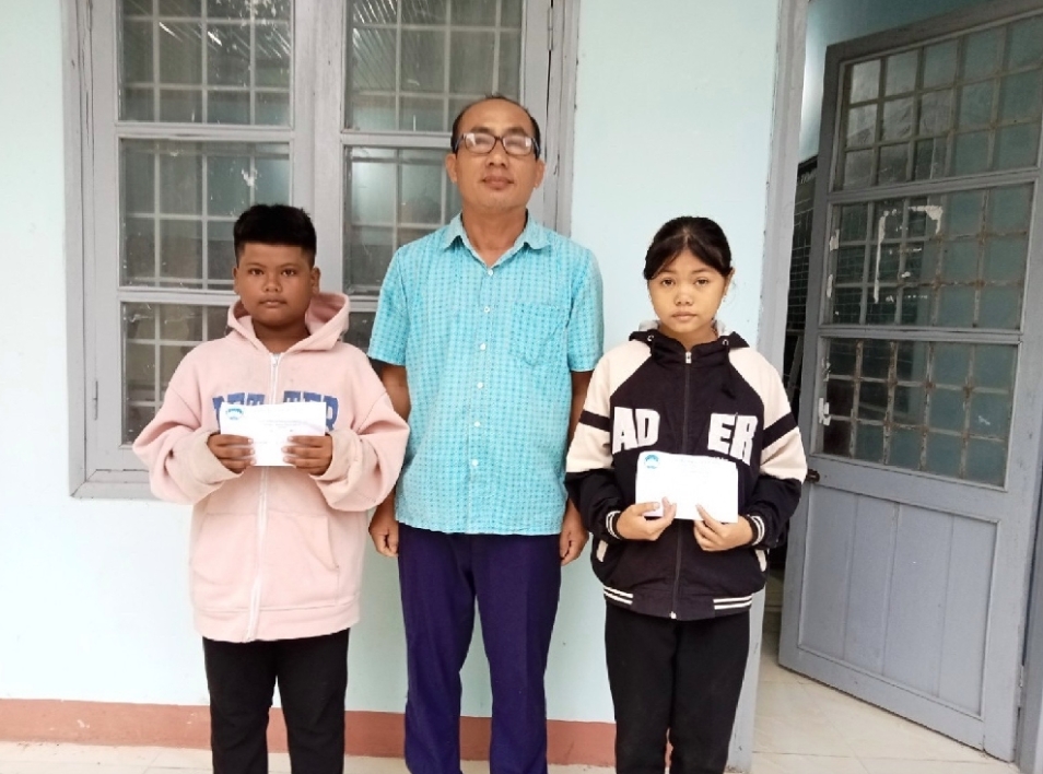 Thay La Lan Moc tang qua cho cac em hoc sinh co hoan canh kho khan tai Truong