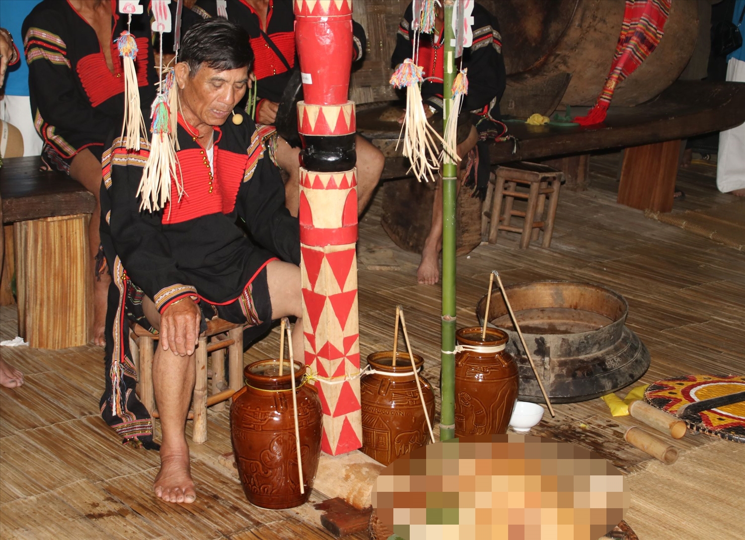 Trải nghiệm Lễ cúng trưởng thành của dân tộc Ê Đê 8 Thầy cúng sẽ ngồi vào vị trí và châm nước vào 3 ché rượu