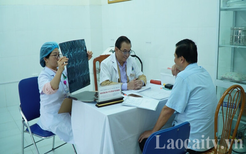 Thay thuoc Uu tu bac si Quach Tuan Vinh kham benh cho benh nhan. 6677 1