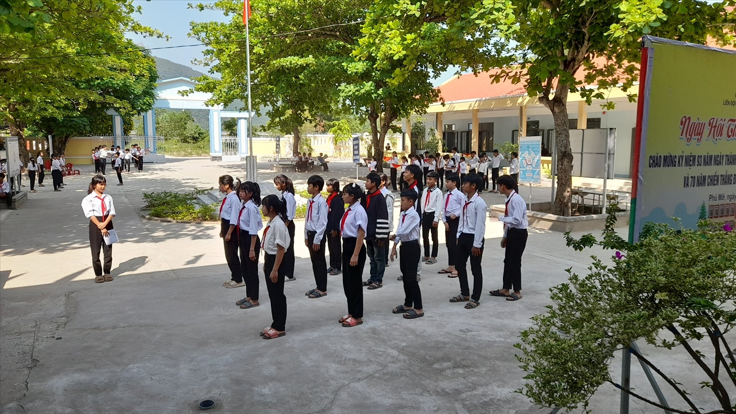 Người thầy giáo "nhiều vai" ở Phú Mỡ 5 Trường Phổ thông Dân tộc nội trú Đinh Núp được Nhà nước quan tâm đầu tư về cơ sở vật chất để tạo điều kiện thuận lợi cho các em học sinh học tập