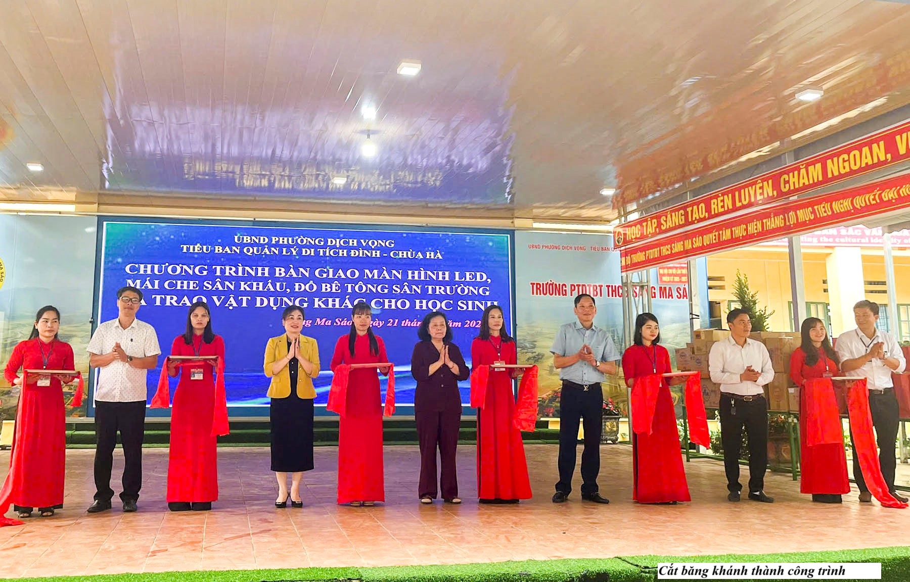 Lan tỏa yêu thương: Học sinh vùng cao Sàng Ma Sáo đón nhận nhiều món quà ý nghĩa 5 Cắt băng khánh thánh công trình. (Ảnh Truyền Hình Bát Xát)