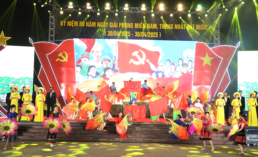 Yên Bái rực rỡ trong đêm nghệ thuật đặc biệt kỷ niệm 50 năm thống nhất đất nước 7 Các màn hát, múa được dàn dựng công phu đã chạm đến cảm xúc của khán giả (ảnh CTTĐT tỉnh Yên Bái )