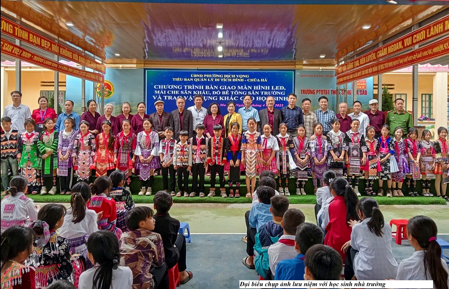 Lan tỏa yêu thương: Học sinh vùng cao Sàng Ma Sáo đón nhận nhiều món quà ý nghĩa 8 Đại biểu chụp ảnh lưu niệm với học sinh nhà trường. (Ảnh Truyền Hình Bát Xát)