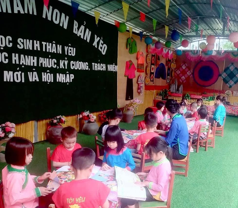 Ngày hội đọc sách của cô và bé – Lan tỏa tình yêu sách tại Trường Mầm non Bản Xèo 6 Ngày hội được tổ chức tại các điểm trường với nhiều góc đọc sách sinh động, được trang trí bắt mắt, phù hợp với lứa tuổi. (Ảnh Truyền Hình Bát Xát)