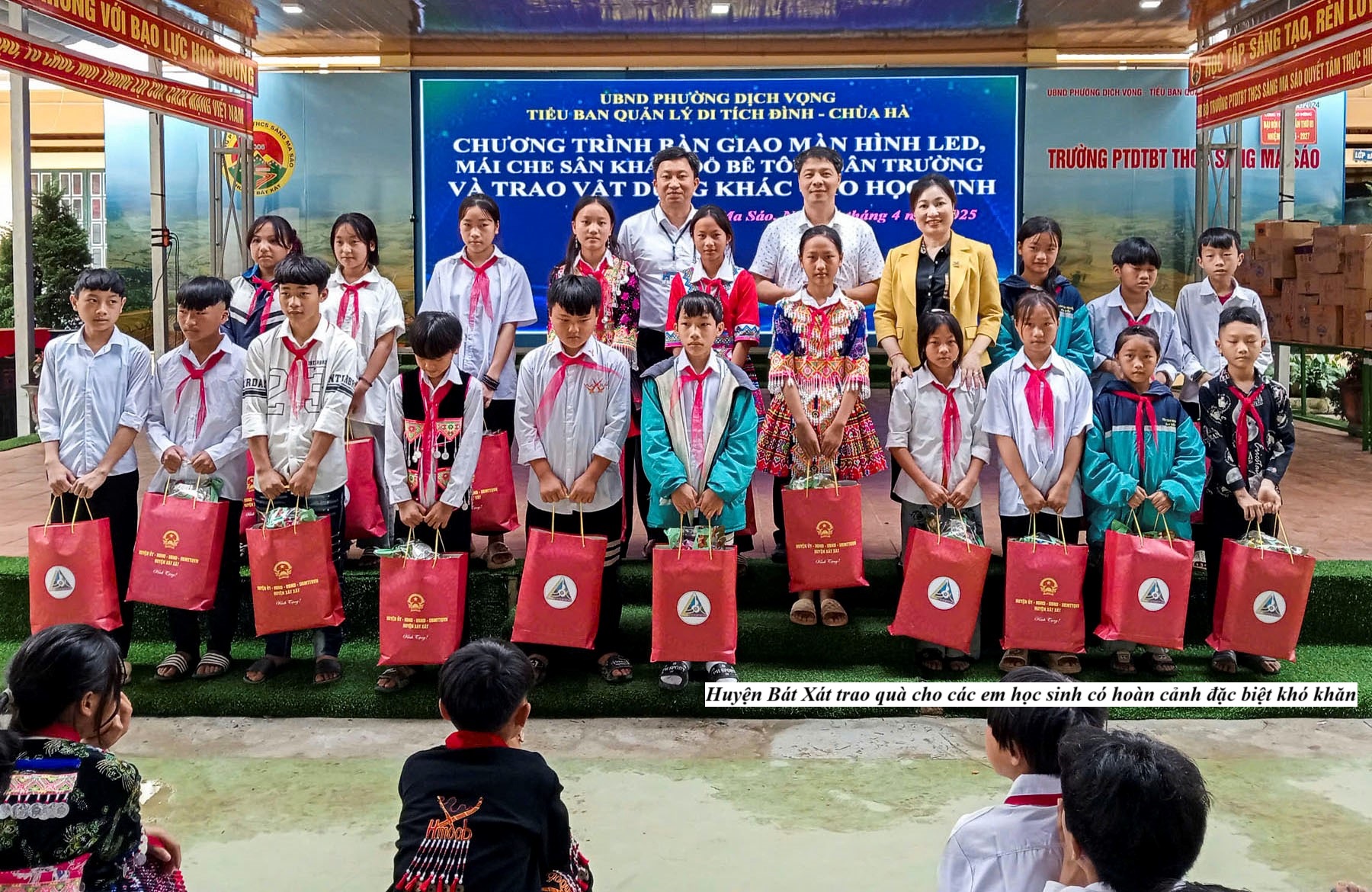 Lan tỏa yêu thương: Học sinh vùng cao Sàng Ma Sáo đón nhận nhiều món quà ý nghĩa 7 Huyện Bát Xát trao quà cho các em học sinh có hoàn cảnh đặc biệt khó khăn. (Ảnh Truyền Hình Bát Xát)