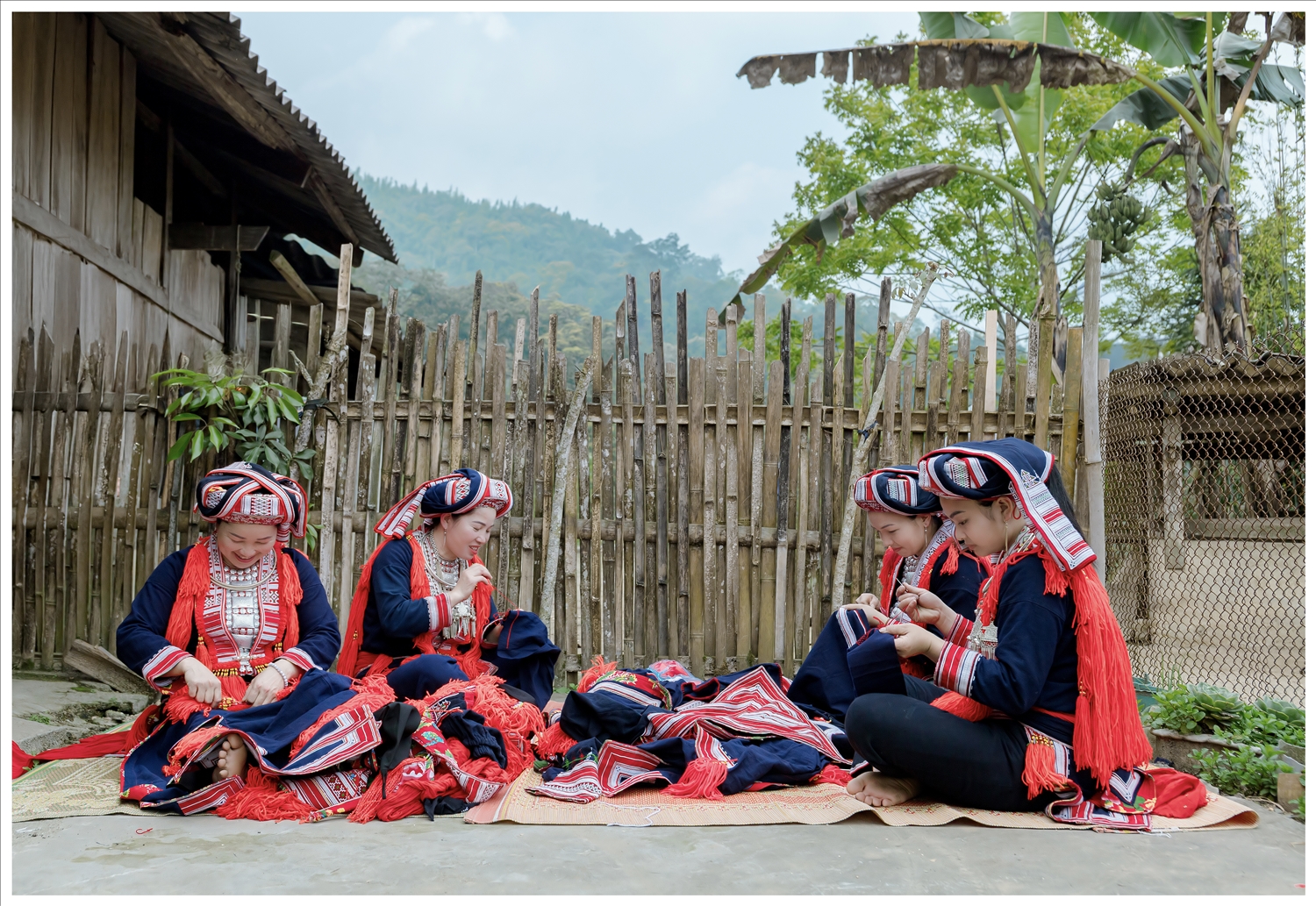 Sắc màu nghệ thuật trong trang phục truyền thống phụ nữ Dao đỏ ở Hoàng Su Phì 5 Trang phục của người Dao gồm: Khăn, mũ, áo, yếm, quần…