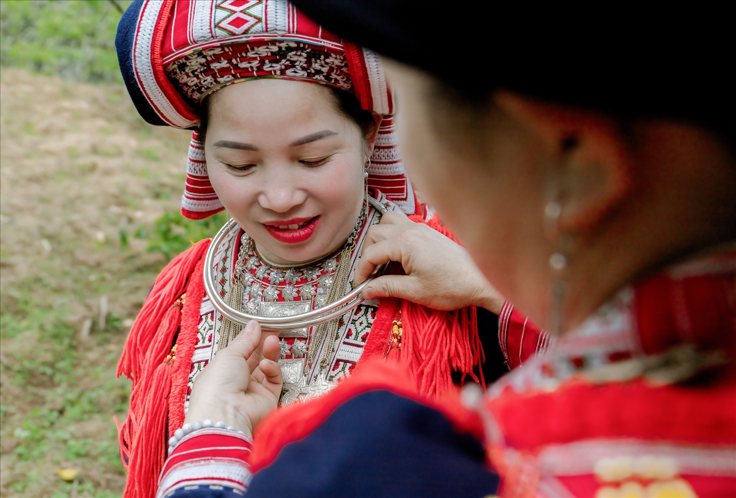 Sắc màu nghệ thuật trong trang phục truyền thống phụ nữ Dao đỏ ở Hoàng Su Phì 7 Trang sức – Điểm nhấn phong thủy và tín ngưỡng
