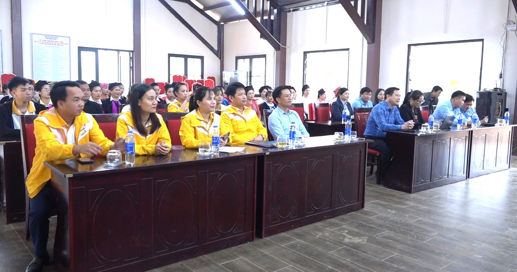 Phúc Khánh: Khai giảng lớp dạy nghề thêu tay, mở hướng phát triển kinh tế cho người dân Làng Nủ 5 Công ty TNHH Babeeni phối hợp với UBND xã Phúc Khánh tổ chức khai giảng lớp học nghề thêu tay cho người dân địa phương. (Ảnh Truyền Hình Bảo Yên)