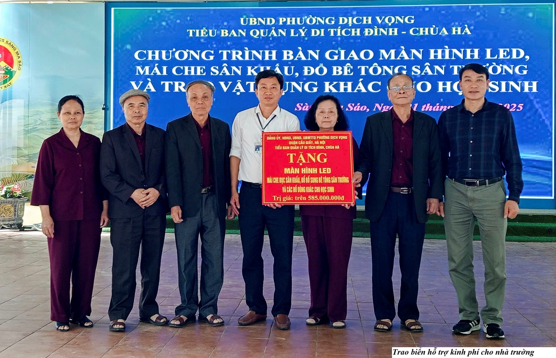 Lan tỏa yêu thương: Học sinh vùng cao Sàng Ma Sáo đón nhận nhiều món quà ý nghĩa 6 Trao biển hỗ trợ kinh phí cho nhà trường. (Ảnh Truyền Hình Bát Xát)