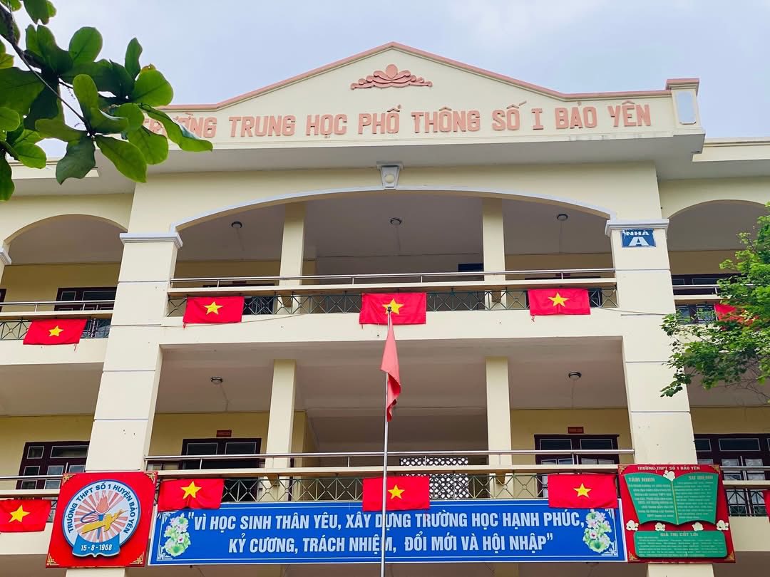 Các trường học huyện Bảo Yên sôi nổi các hoạt động kỷ niệm 50 năm thống nhất đất nước 4 Thầy cô và học sinh các trường đồng loạt tổ chức treo cờ Tổ quốc, tuyên truyền ý nghĩa ngày 30/4 và phát động phong trào “Dạy tốt – Học tốt” với chủ đề “Chúng em yêu các chú bộ đội”. (Ảnh Truyền Hình Bảo Yên)