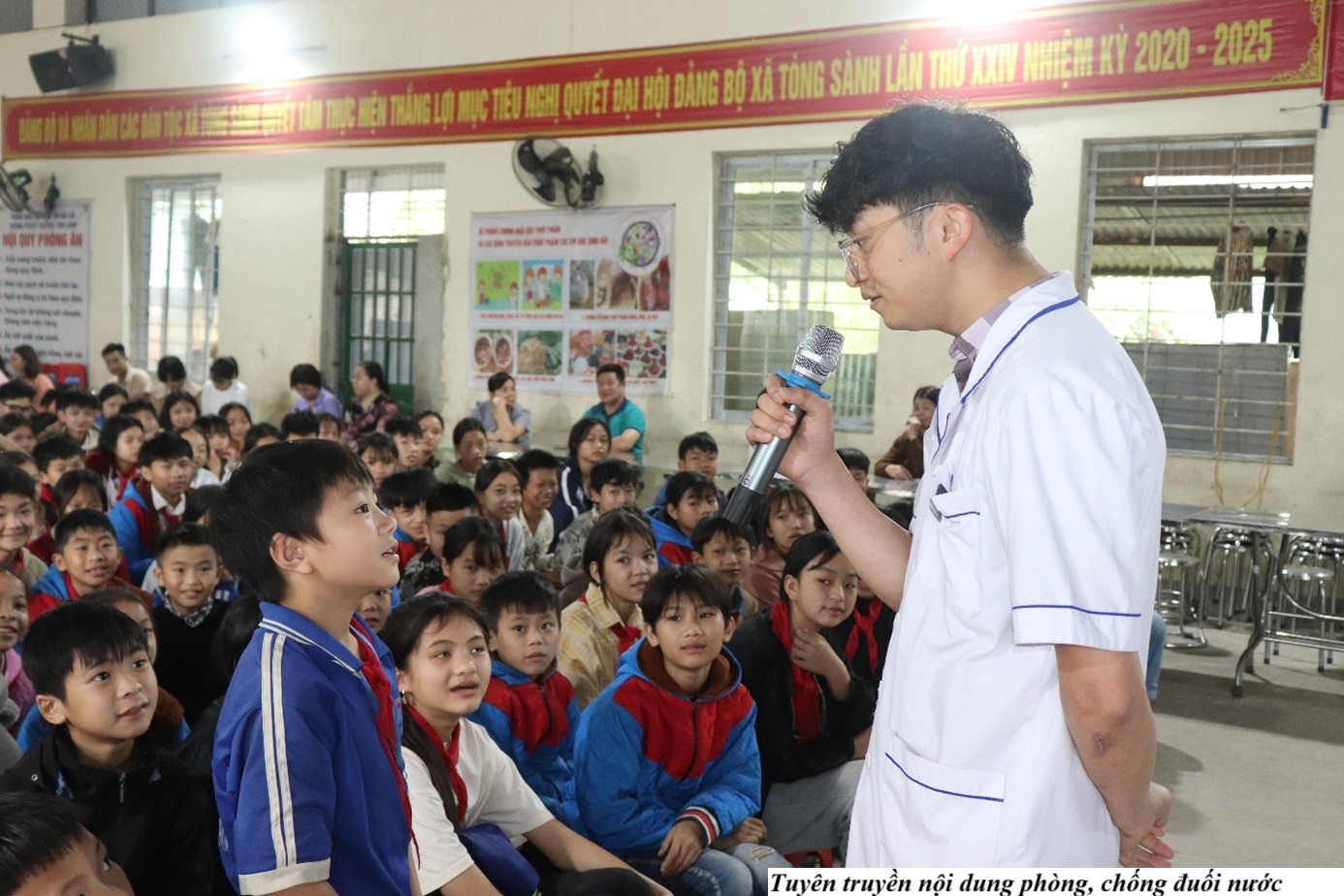 Trường PTDTBT TH&THCS Tòng Sành đẩy mạnh tuyên truyền phòng chống dịch bệnh và đuối nước trong mùa hè 6 Cán Bộ Y Tế Tòng Sành tuyên truyền về bệnh sởi, phòng , chống đuối nước. (Ảnh Truyền Hình Bát Xát)
