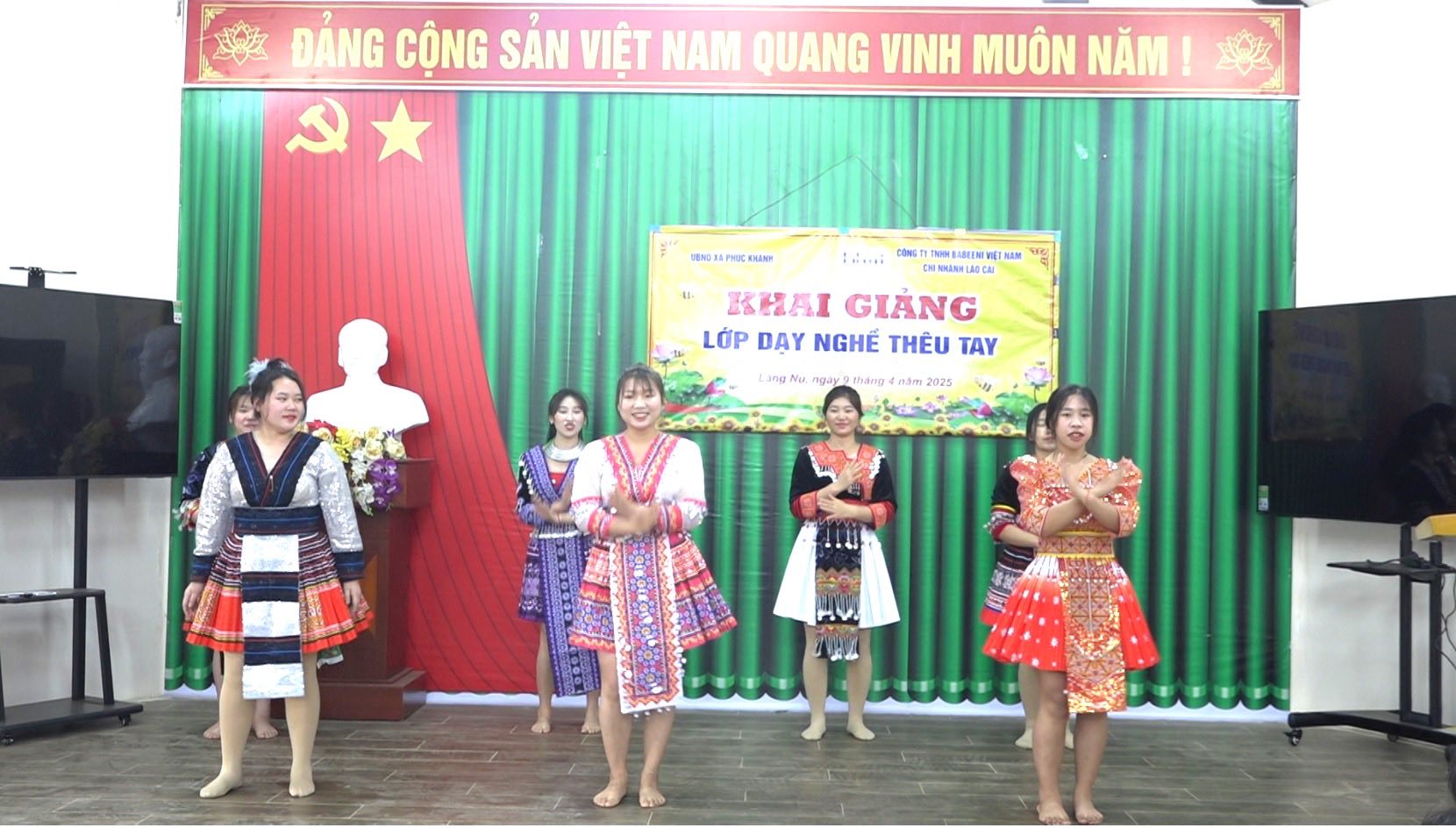 Phúc Khánh: Khai giảng lớp dạy nghề thêu tay, mở hướng phát triển kinh tế cho người dân Làng Nủ 6 Chương trình văn nghệ tại lễ khai giảng. (Ảnh Truyền Hình Bảo Yên)