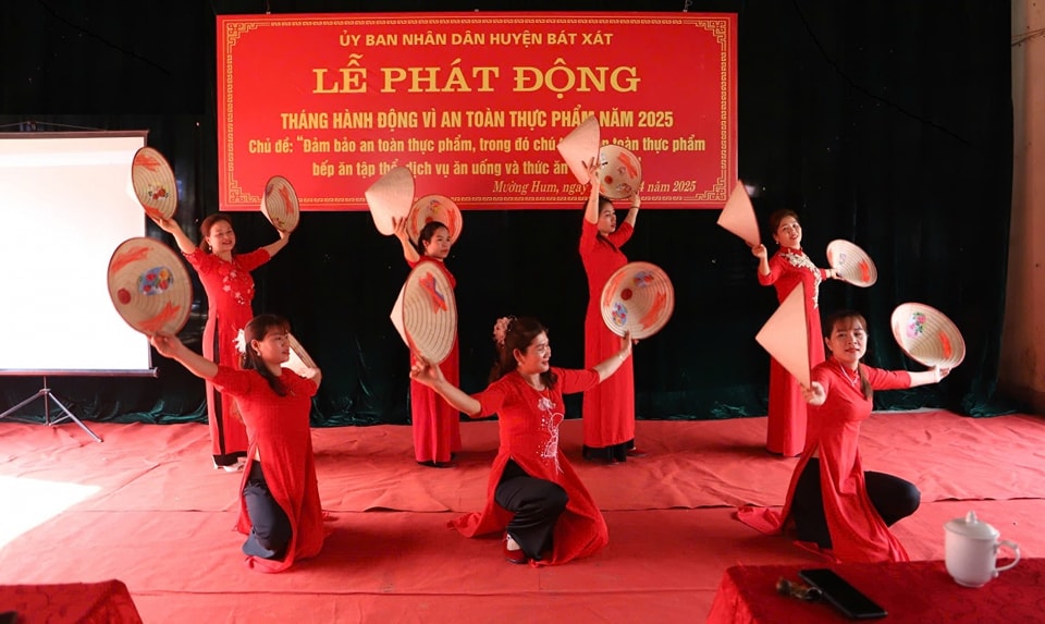 Bát Xát hưởng ứng Tháng hành động vì An toàn thực phẩm năm 2025: Hướng tới bếp ăn tập thể và thức ăn đường phố an toàn 5 Các tiết mục văn nghệ trong lẽ phát động. (Ảnh Truyền Hình Bát Xát)