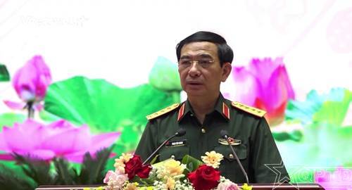 Bộ Quốc phòng lấy ý kiến dự thảo Nghị quyết về sửa đổi, bổ sung một số điều của Hiến pháp năm 2013 1 Đại tướng Phan Văn Giang, Ủy viên Bộ Chính trị, Phó Bí thư Quân ủy Trung ương, Bộ trưởng Bộ Quốc phòng phát biểu tại Hội nghị.