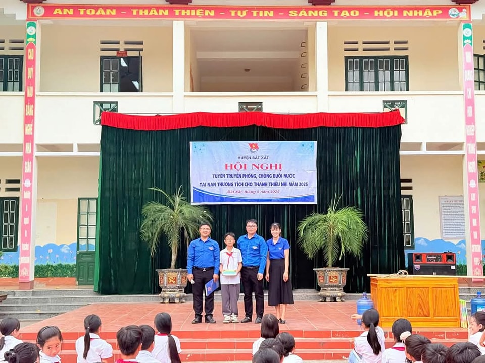 Hơn 500 học sinh Bản Vược và Mường Vi được tuyên truyền kỹ năng phòng chống đuối nước và tai nạn thương tích 8 Trải nghiệm thực hành giúp học sinh dễ nhớ, dễ áp dụng (ảnh truyền hình Bát Xát )