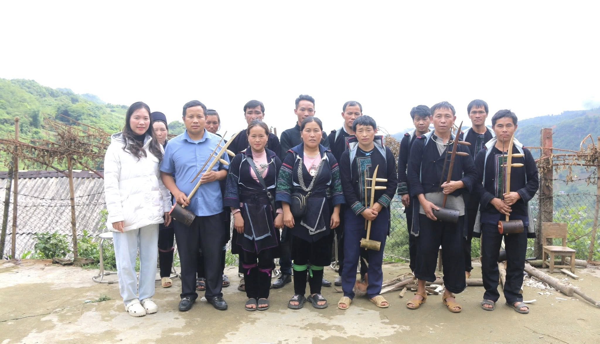 Phường Sa Pả gìn giữ bản sắc văn hóa Mông qua nhạc cụ đàn Nhị 2 Đưa nghề truyền thống đến gần cộng đồng (ảnh truyền hình Sa Pa)