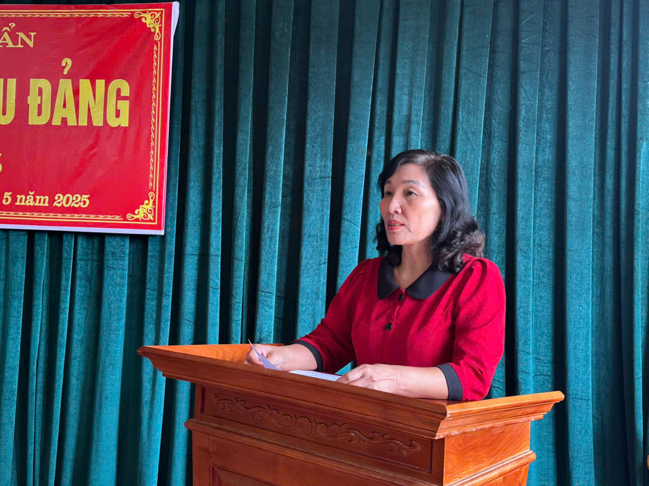 Si Ma Cai: Trao Huy hiệu 30 năm tuổi Đảng cho 2 đảng viên nhân dịp kỷ niệm 135 năm ngày sinh Chủ tịch Hồ Chí Minh 1 Đồng chí Đinh Thị Khoa – Ủy viên Ban Thường vụ Huyện ủy, Chủ nhiệm Ủy ban Kiểm tra Huyện ủy cùng đại diện các ban ngành và đông đảo đảng viên địa phương.