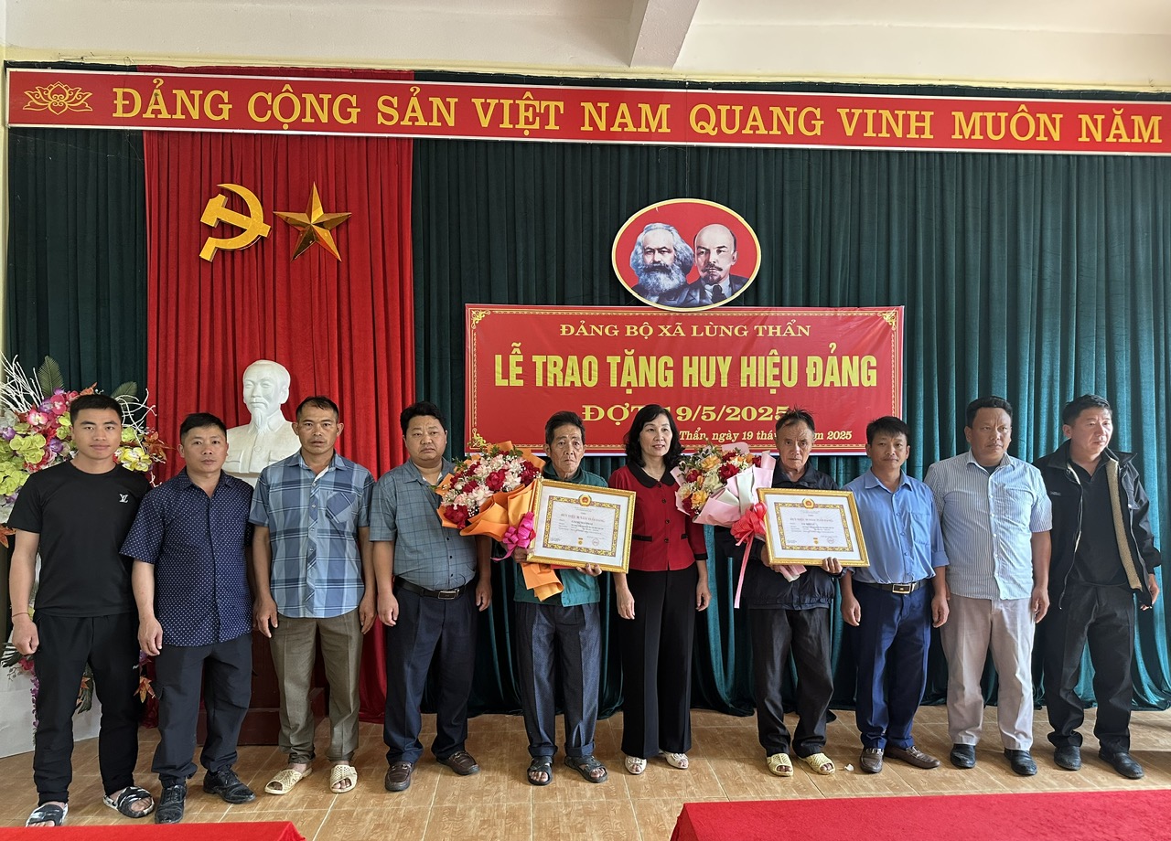 Si Ma Cai: Trao Huy hiệu 30 năm tuổi Đảng cho 2 đảng viên nhân dịp kỷ niệm 135 năm ngày sinh Chủ tịch Hồ Chí Minh 3 Lễ trao Huy hiệu Đảng là dịp để tôn vinh quá trình cống hiến không ngừng nghỉ của các đảng viên lâu năm