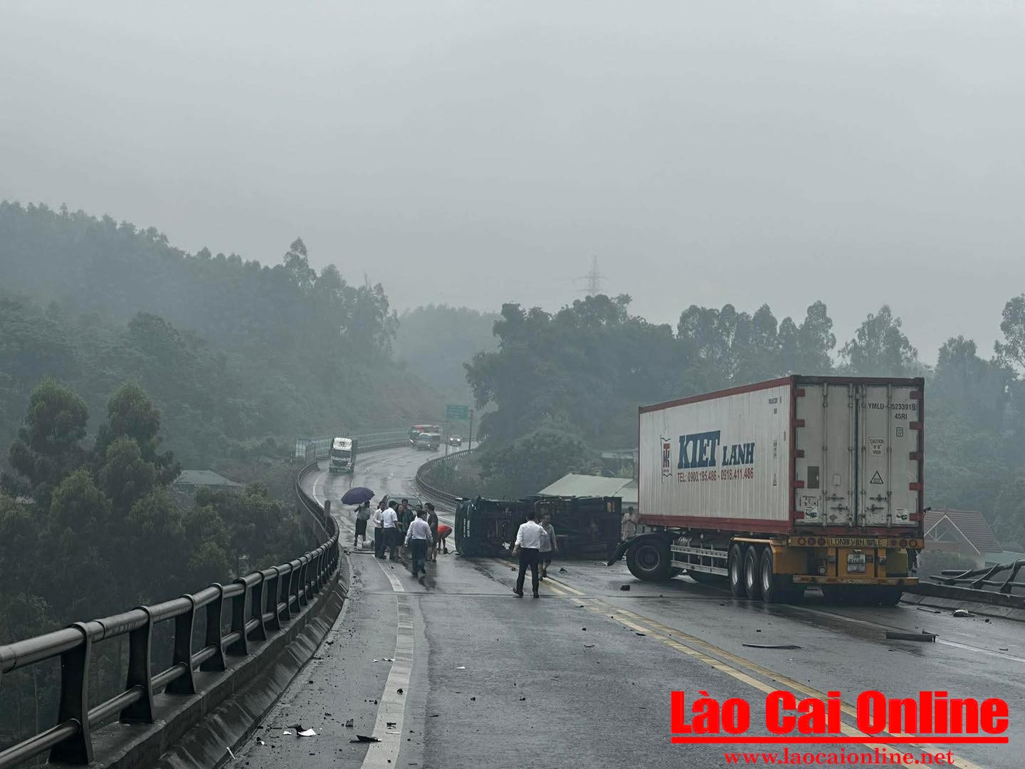 Xe đầu kéo lơ lửng trên thành cầu sau va chạm kinh hoàng trên cao tốc Nội Bài – Lào Cai 2 Cảnh sát cho biết, thời điểm xảy ra tai nạn, trời có mưa, đường trơn
