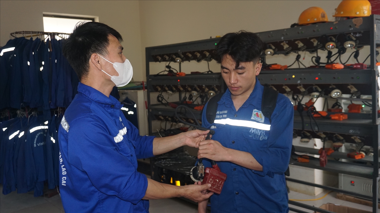 Anh Minh duoc cap cac trang bi bao ho lao dong truoc khi vao ca