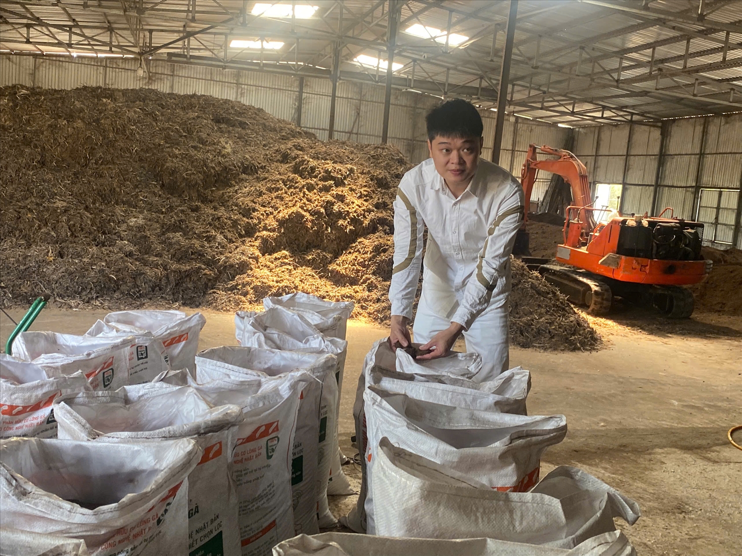 Anh Nguyen Ha Thien da lam thanh cong trong san xuat phan huu co tu long ga