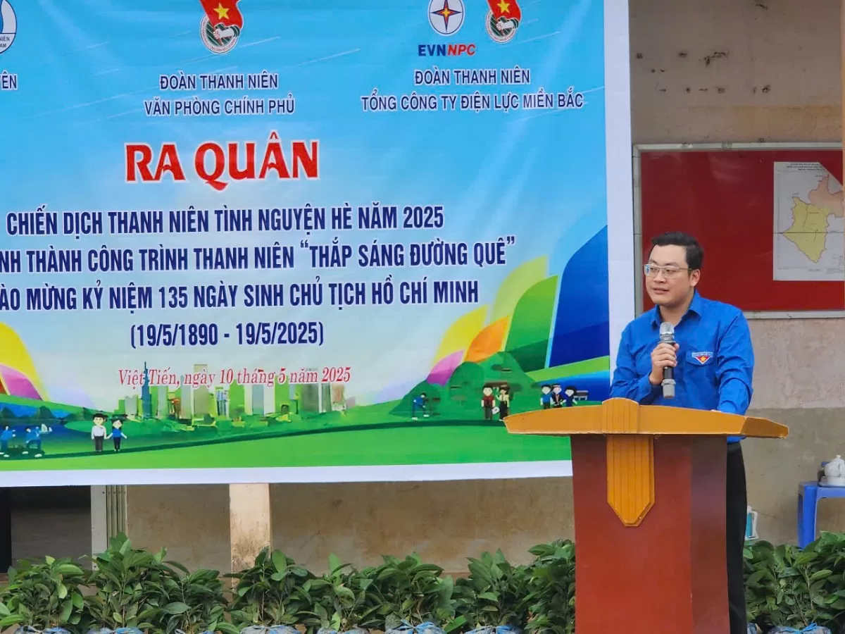 Lào Cai: Khánh thành công trình thanh niên “Thắp sáng đường quê” tại xã Việt Tiến 6 Anh Nguyễn Ngọc Sơn Tùng - Bí thư Đoàn Thanh niên Văn phòng Chính phủ phát biểu khởi động chương trình. (Ảnh Báo Công Thương)