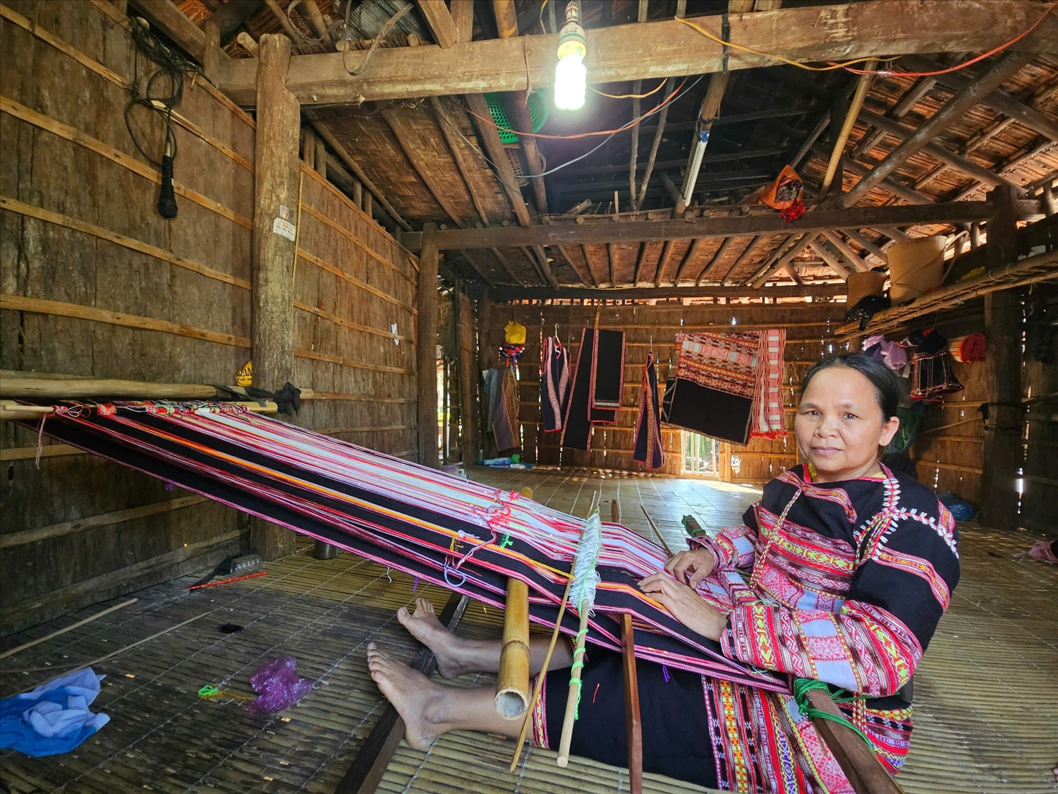 Niềm vui bên khung dệt 7 Bà Đinh Thị Bung bên khung dệt thổ cẩm