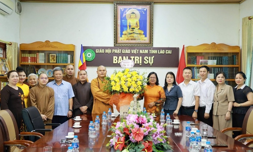 Giáo hội Phật giáo Việt Nam tỉnh Lào Cai đồng hành cùng sự phát triển của địa phương 4 Bà Mã Én Hằng, Phó Chủ tịch Thường trực Ủy ban MTTQ Việt Nam tỉnh Lào Cai thăm và chúc mừng Ban Trị sự GHPGVN tỉnh Lào Cai nhân Đại lễ Phật đản Vesak, Phật lịch 2569 - Dương lịch 2025