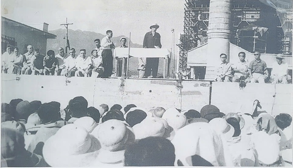 Bac Ho noi chuyen voi can bo cong nhan Nha may dien Lao Cai nam 1958