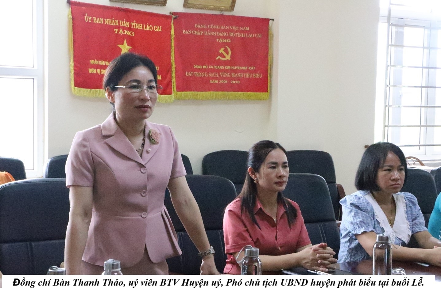 Xã Quang Kim: Trao Huy hiệu 40 năm tuổi Đảng nhân dịp 19/5 cho đảng viên lão thành 2 Đồng chí Bàn Thanh Thảo, ủy viên BTV Huyện ủy, Phó chủ tịch UBND huyện phát biểu tại buổi lễ. (Ảnh Truyền Hình Bát Xát)