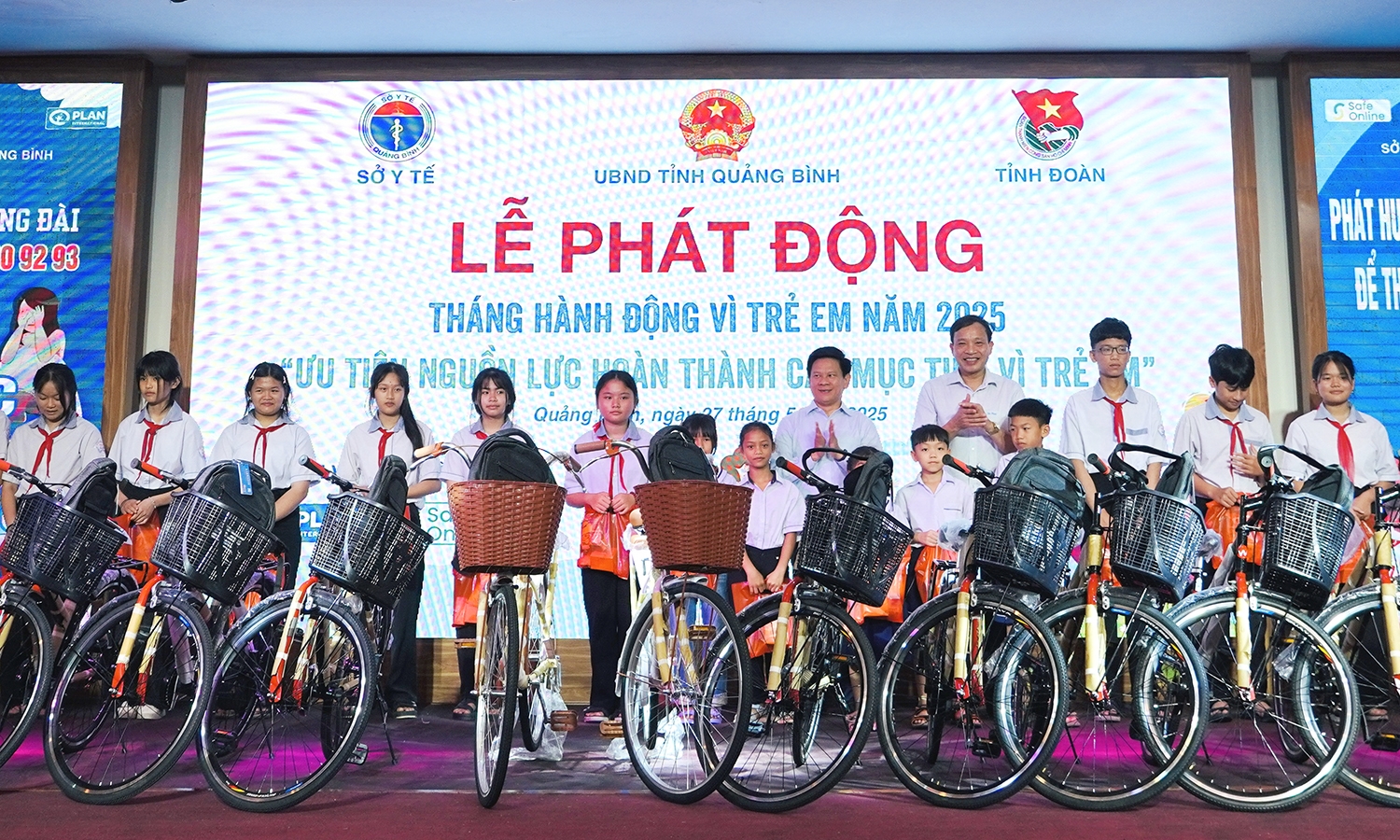 Ban To chuc da trao tang 100 suat qua cho tre em mo coi tre em co hoan canh dac biet kho khan 354455