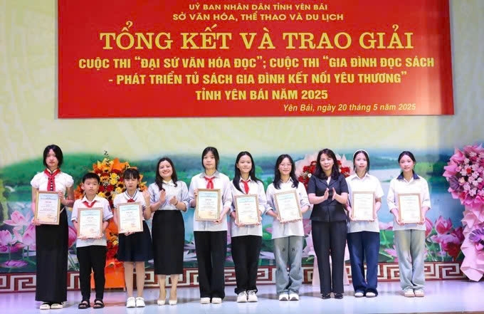 Yên Bái: Khơi dậy tình yêu sách và văn hóa đọc trong các gia đình DTTS và miền núi 2 Ban Tổ chức trao giải cho học sinh đạt giải Cuộc thi “Đại sứ văn hóa đọc”. Ảnh: TTXVN
