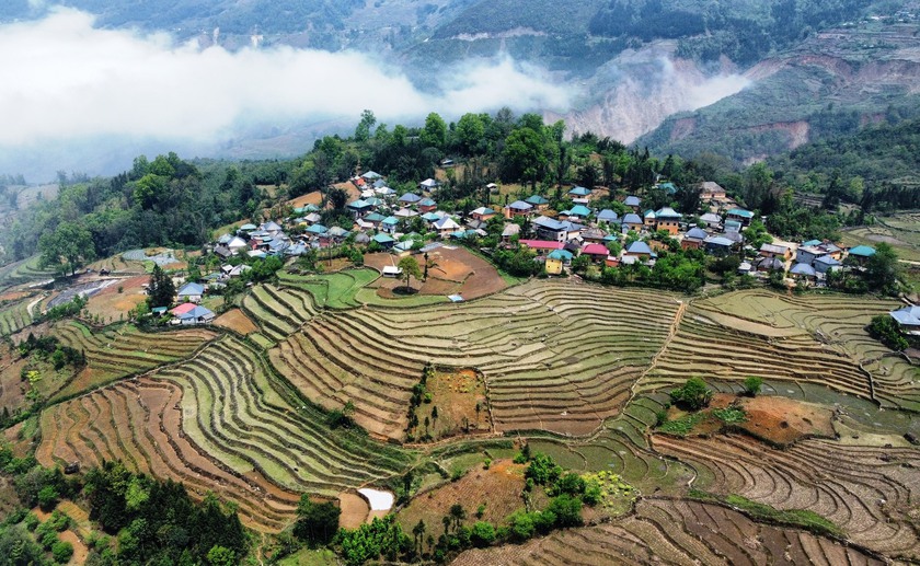 Ban lang dan toc Ha Nhi o vung cao Y Ty Bat Xat Lao Cai la diem den duoc du khach ua chuong. 546