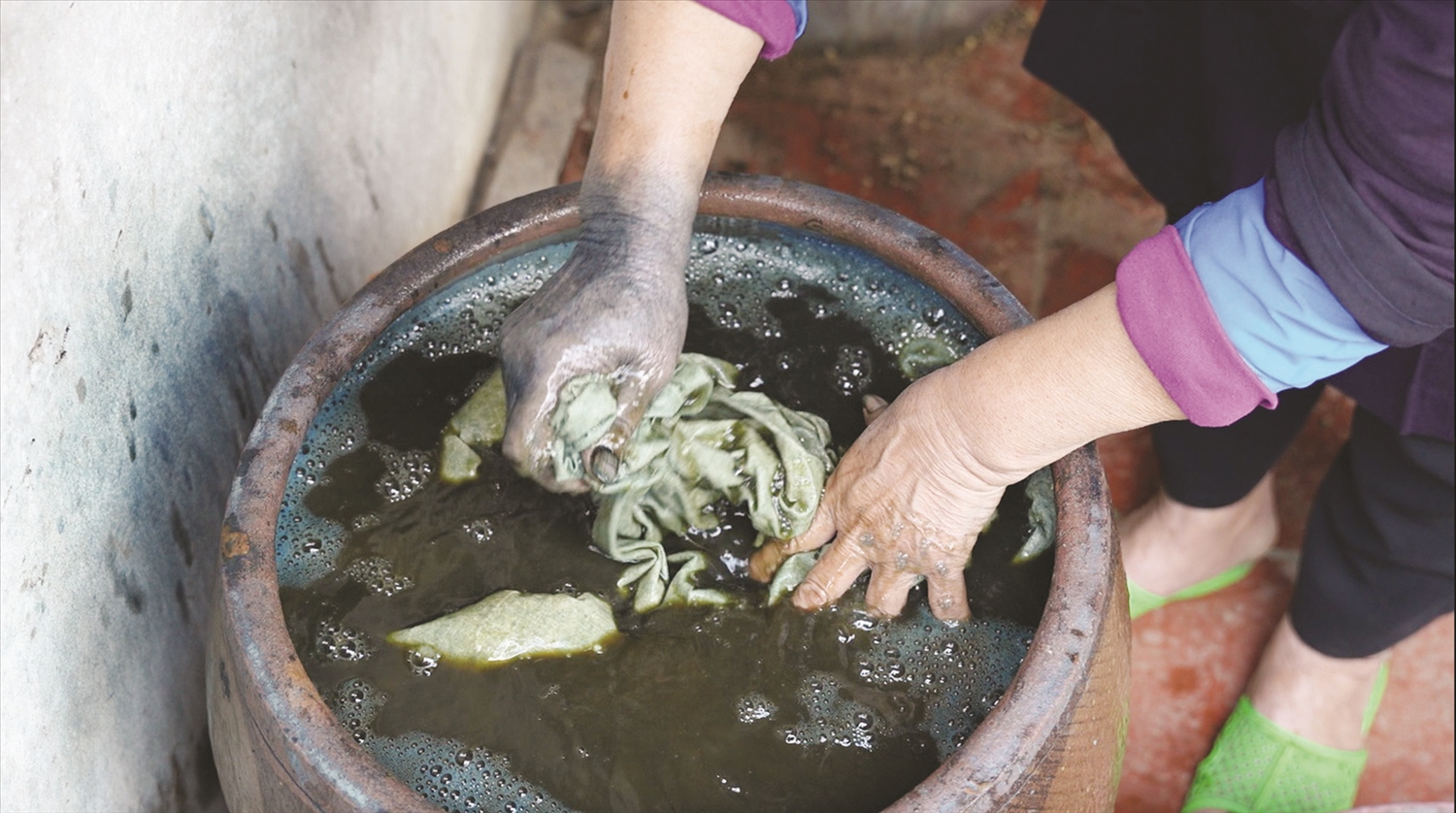 Nghề nhuộm vải chàm của người Nùng 11 Bàn tay của người nhuộm chàm lâu năm đều chuyển sang sắc xanh đậm hoặc nhạt. Hình ảnh đó thể hiện sự đảm đang, khéo léo của người phụ nữ dân tộc Nùng nơi đây