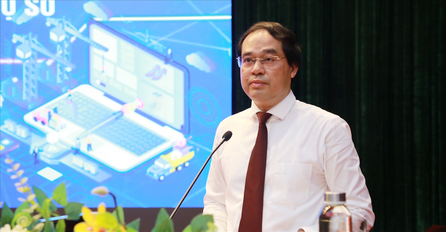 Lào Cai đẩy mạnh phát triển khoa học, công nghệ và chuyển đổi số đến các vùng lõm, vùng đồng bào DTTS 2 Bí thư Tỉnh ủy, Chủ tịch UBND tỉnh Lào Cai Trịnh Xuân Trường phát biểu tại hội nghị